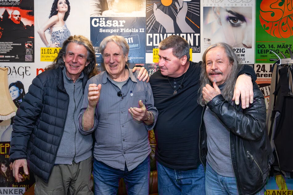 V.l.n.r.: Gisbert "Pitti" Piatkowski (72), Thomas "Monster" Schoppe (80), Olli Becker und Peter Rasym (72) sind aktuell mit "Renft" auf Abschiedstournee.