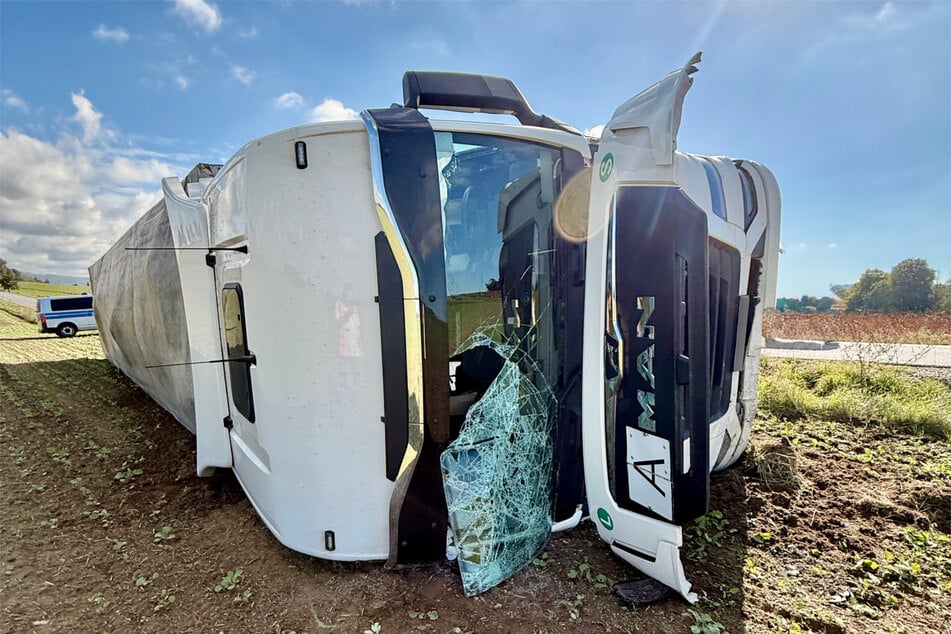 Ein großer Teil der Lkw-Frontscheibe wurde bei dem Unfall zerstört.