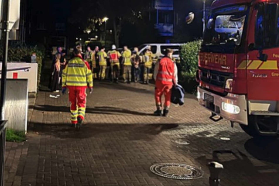 Flammen in Mehrfamilienhaus: Feuerwehr rettet mehrere Verletzte