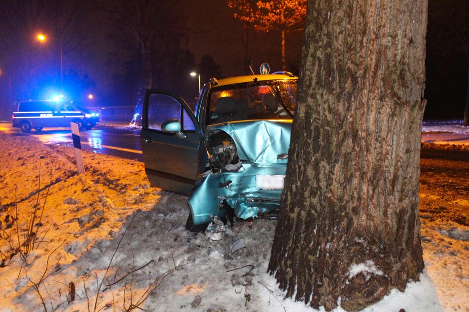 Die Fahrt des 34-Jährigen am Steuer des Chevrolet endete an einem Baum.