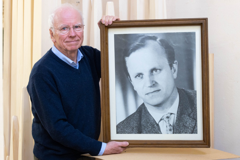 Helmut Werner (80) mit einem Porträt von Hans Eule. Das Foto hängt normalerweise in der Werkstatt.