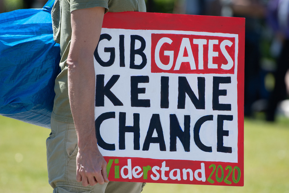 Bei einer Demonstration vor dem Reichstagsgebäude hält ein Teilnehmer ein Schild mit der Aufschrift „Gib Gates keine Chance - Widerstand 2020“. In vielen deutschen Städten versammeln sich derzeit Menschen, die ihr Protest etwa gegen die behördlich verordneten Kontaktsperren auf die Straße treibt.