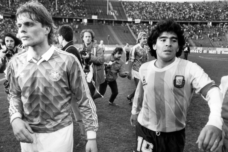 Mittelfeldspieler Uli Borowka (l.) und Mittelfeldregisseur Diego Maradona bei einem Fußballspiel in Berlin im Jahr 1988.
