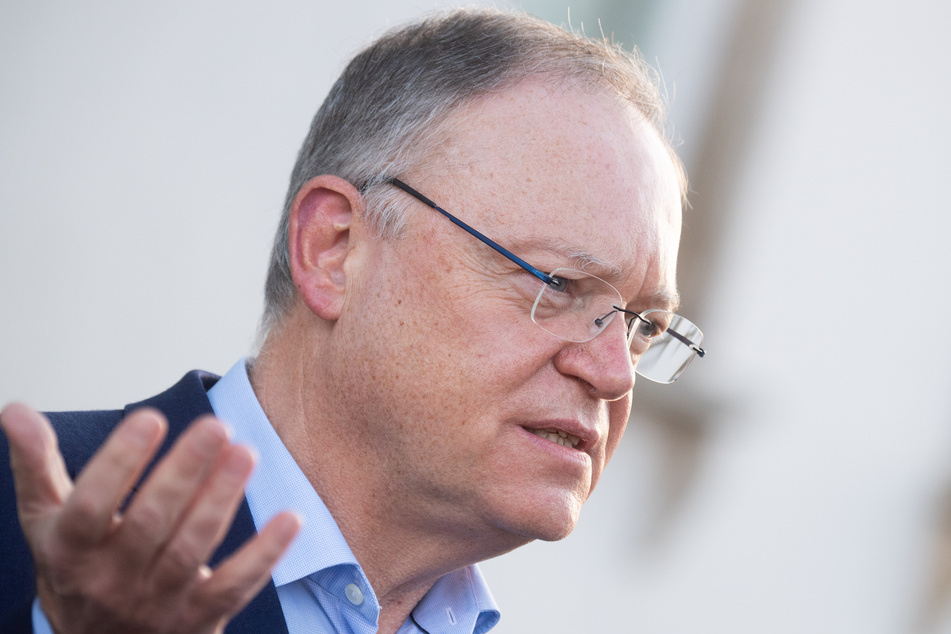 Niedersachsens Ministerpräsident Stephan Weil (SPD) erwartet, dass die Corona-Beschränkungen bis Anfang Januar erforderlich sein werden.