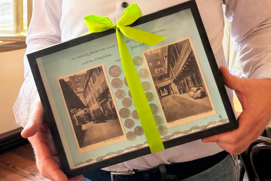 Die Gäste bringen nicht nur Anekdoten mit, sondern auch dazugehörige Mitbringsel. Mit diesem Bilderrahmen und auch persönlich entschuldigte sich eine Frau beim gesamten Team, dass sie in den 1960 Jahren einmal die Zeche geprellt hatte.