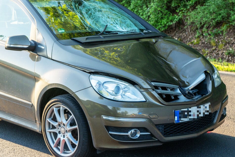 Der Unfall auf der L3008 in Schöneck muss mit großer Wucht erfolgt sein: An der Front eines Mercedes entstand erheblicher Schaden.