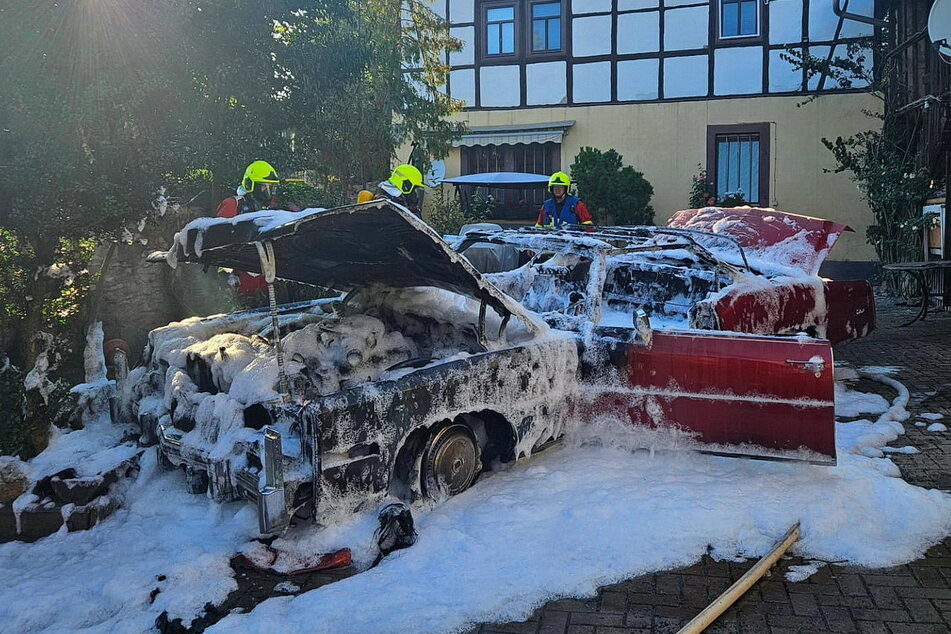 Die Feuerwehr konnte die Flammen löschen, das Auto war jedoch nicht mehr zu retten.