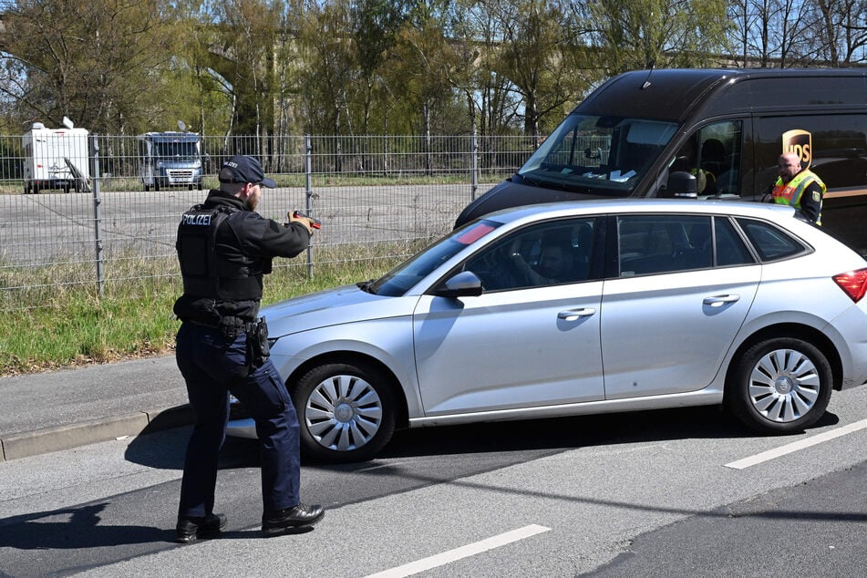 Die gespielte Verfolgungsjagd wird von der Polizei mit dem Ziehen der Dienstwaffe beendet.