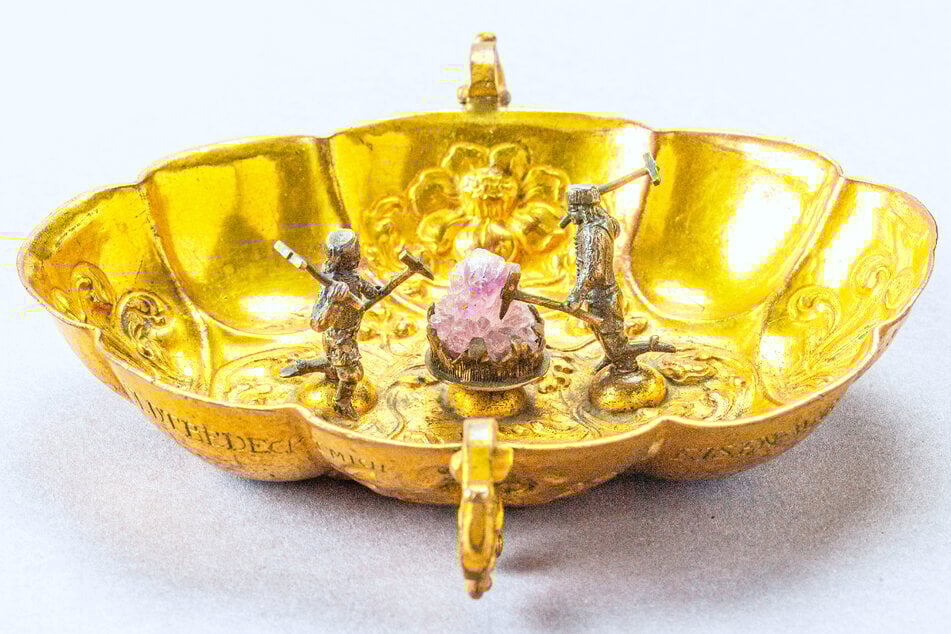 Ein Merkmal Herrengrunder Gefäße ist die Inschrift: "Eisen war ich, Kupfer bin ich, Silber trag ich, Gold bedeckt mich."