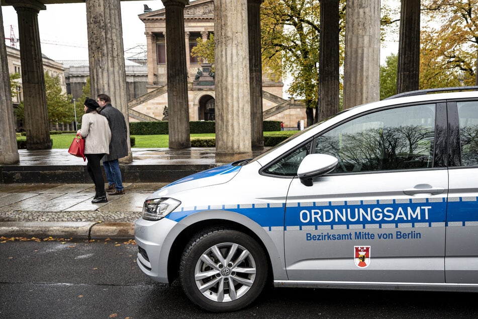 Dem Ordnungsamt in Berlin werden immer wieder Zettel an Autos hinterlassen.