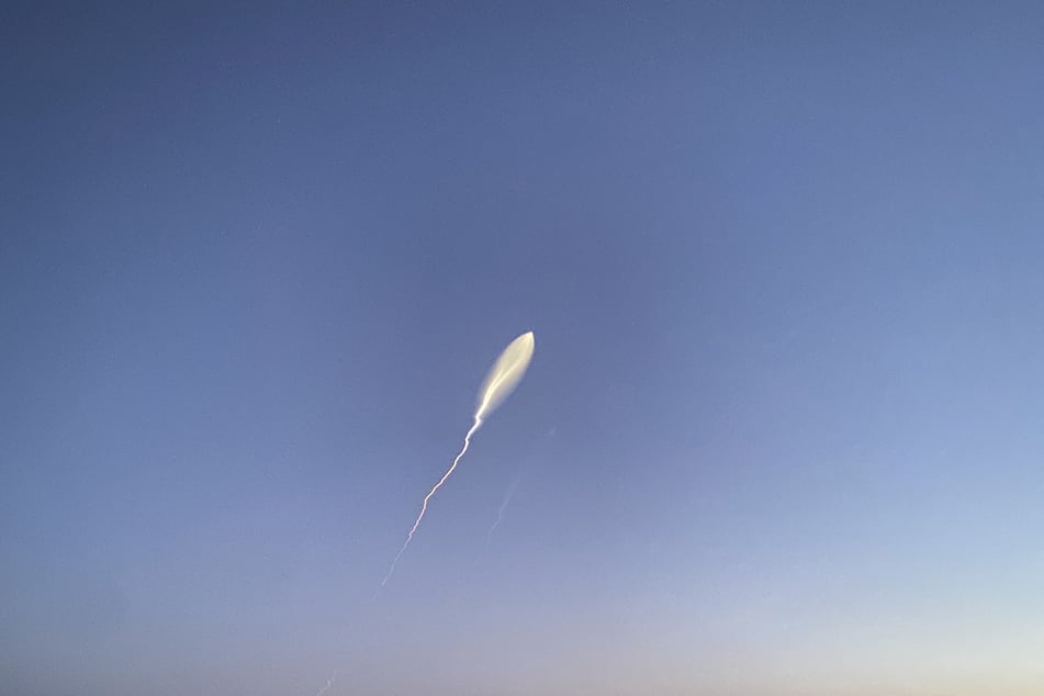 Eine Rakete rast über den Himmel, nachdem sie vom iranischen Territorium in Richtung Israel abgefeuert wurde.