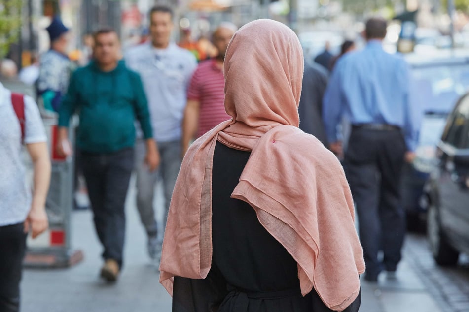 Auf einem österreichischen Wochenmarkt wurde eine muslimische Frau mit einem Frankfurter Würstchen angegriffen. (Symbolbild)