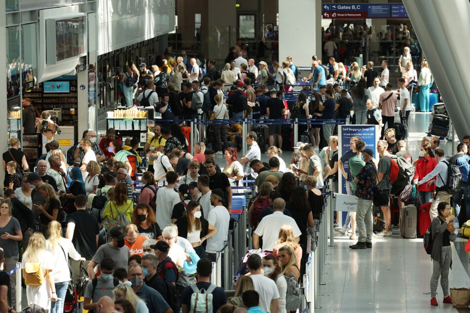 Selbst an normalen Werktagen sind die Warteschlangen am Düsseldorfer Airport in Stoßzeiten immer wieder mehrere Hundert Meter lang.