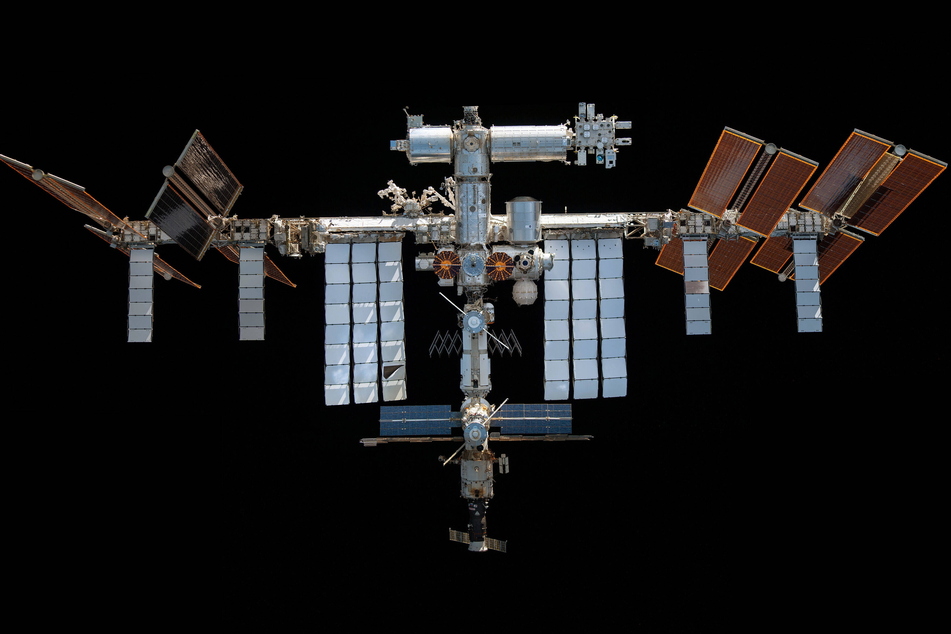 Die ISS ist ungefähr so groß wie ein Fußballfeld. Wer genau hinschaut, kann sie aber auch aus 400 Kilometern Entfernung am Himmel entdecken.