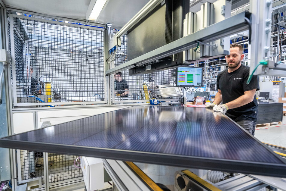 André Lindner, Mitarbeiter in der Endkontrolle bei Meyer Burger, kontrolliert die "Sonnenseite" eines Solarmoduls. Die Nachfrage ist enorm. Die Zahl der Mitarbeiter soll von aktuell über 400 auf 600 bis Jahresende wachsen.