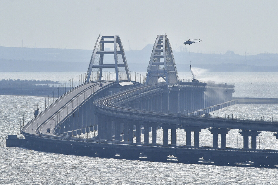 Die Krim-Brücke wurde am Samstag bereits zum zweiten Mal Ziel der ukrainischen Drohnen. (Archivbild)