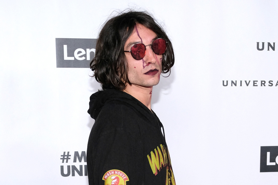 Ezra Miller (29) war in der jüngsten Vergangenheit mehrfach negativ aufgefallen. Jetzt begibt er sich in Behandlung.