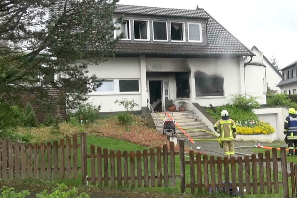Vor allem an zwei Fenstern im Eingangsbereich des Hauses waren deutliche Brandspuren erkennbar.
