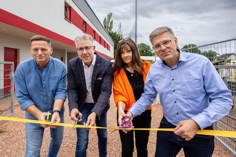 Zur Einweihung schneiden Vereins-Chef Jens Köhler (59), Bürgermeister Ralph Burghardt (56, CDU), Landtagsabgeordnete Ines Saborowski (59, CDU) und Norman Kittler (47, v.l.) vom Planungsbüro das Band durch.