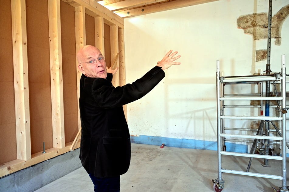 Hoftheater-Chef Dirk Neumann (60) zeigt, wo die Wand von der neuen Seitenbühne zur Hauptbühne durchbrochen wird.
