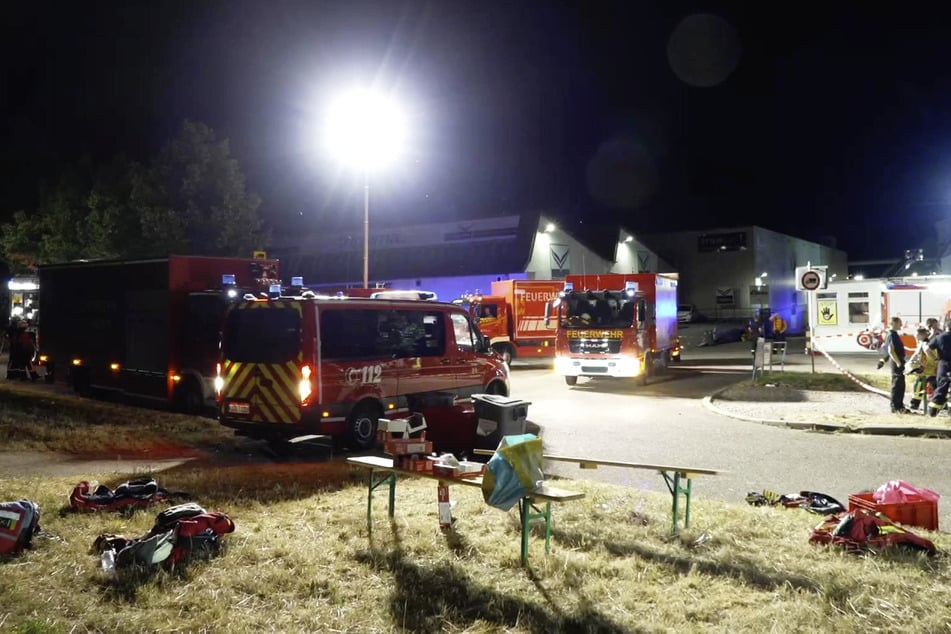 Es rückten zahlreiche Feuerwehrkräfte an und sicherten die Gefahrenstelle ab.