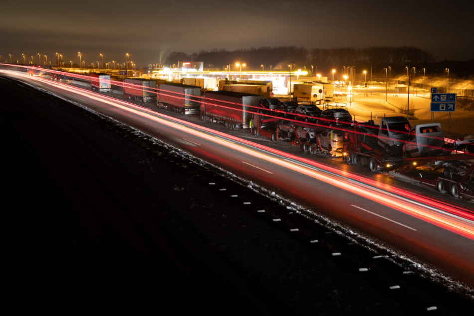 Auf einem Standstreifen der Autobahn 2 stehen die Lkw hintereinander. Der Verkehr kann auf den Autobahnen in NRW allerdings langsam wieder fließen.