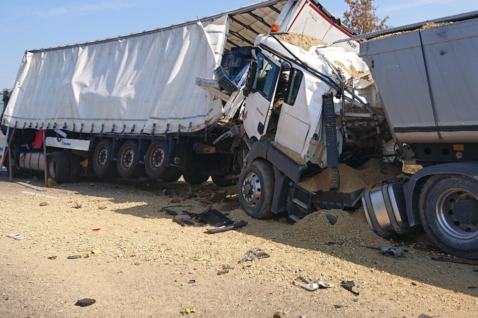 Vollsperrung nach heftigem Lkw-Unfall auf A8: Fahrer schwer verletzt