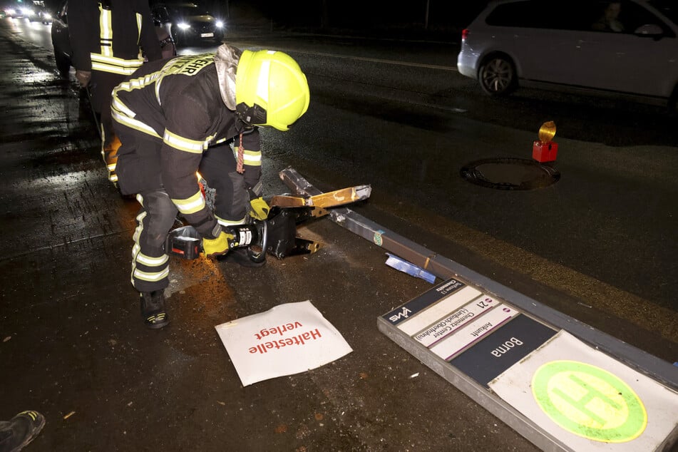 Auch gegen ein Haltestellenschild knallte das Auto.
