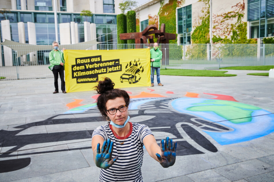 Greenpeace-Aktivisten protestieren vor dem Kanzleramt in Berlin für Klimaschutz.
