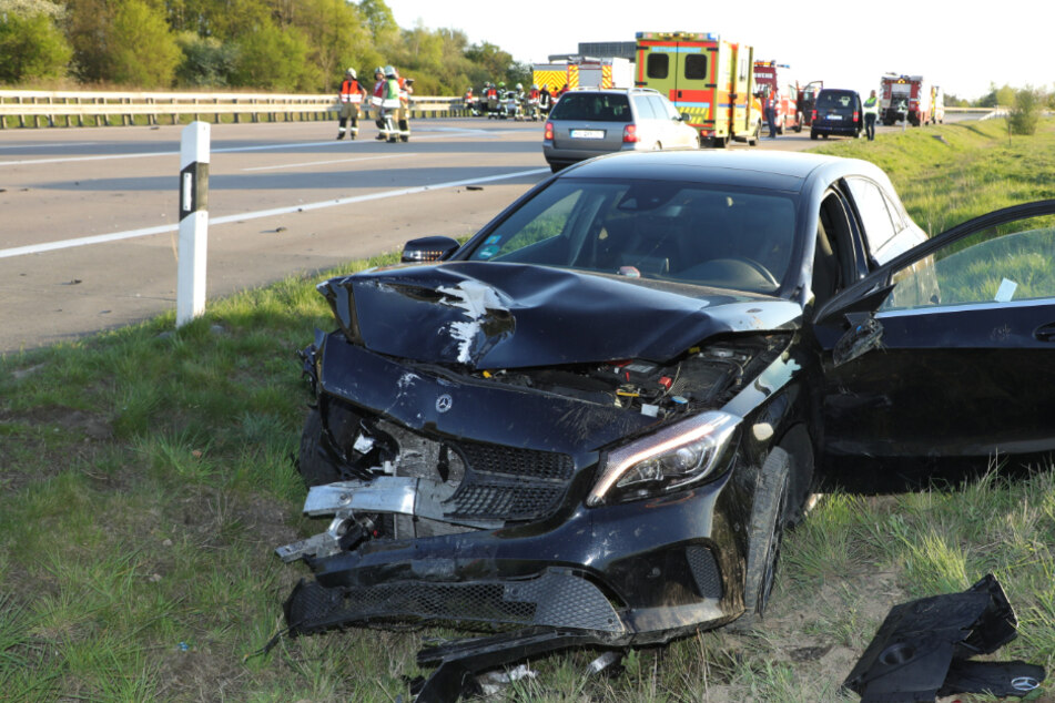 Unfall A4: Unfall auf A4: Mercedes kollidiert mit VW, beide Fahrer verletzt