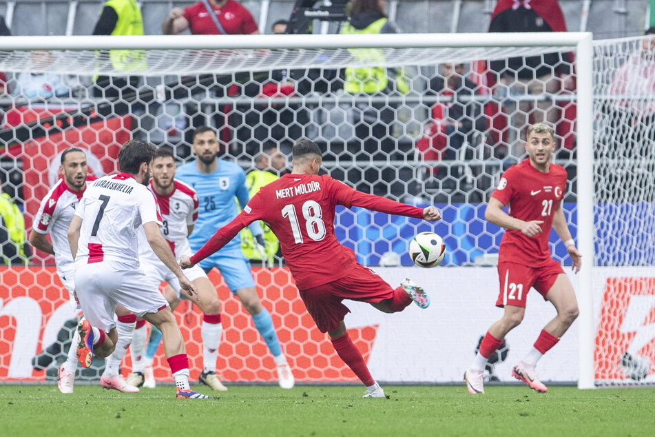 Das bisher schönste Tor der EM: Der Türke Mert Müldür (25, 2.v.r.) nahm einen Ball aus 18 Metern volley und traf so zum 1:0 gegen Georgien.