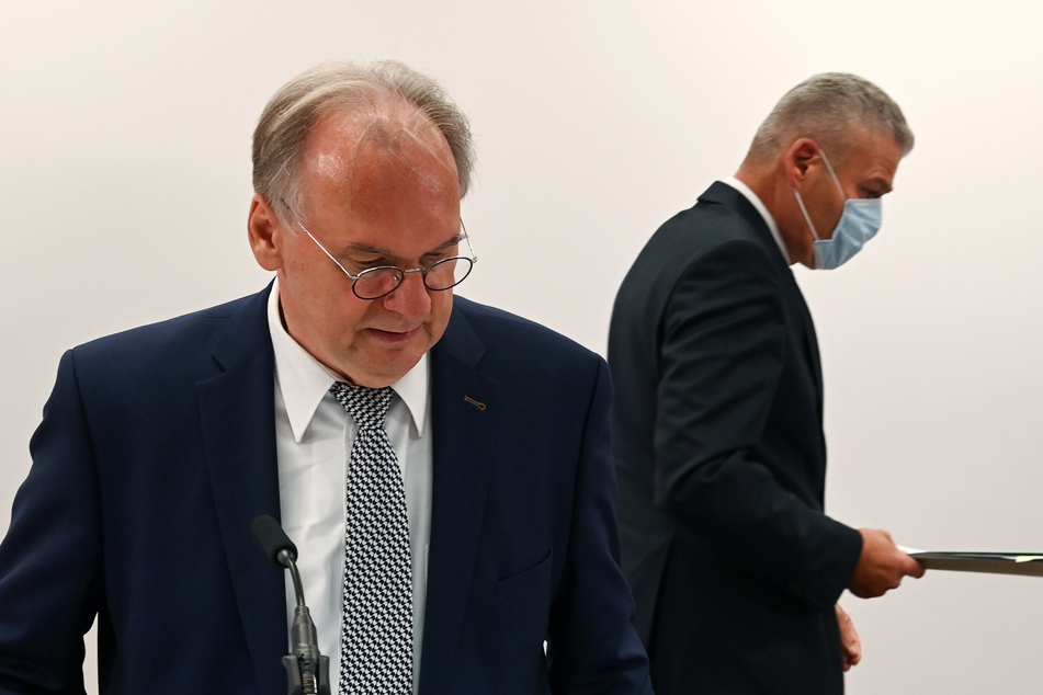 Reiner Haseloff (66, l.) hat Holger Stahlknecht (56) entlassen.