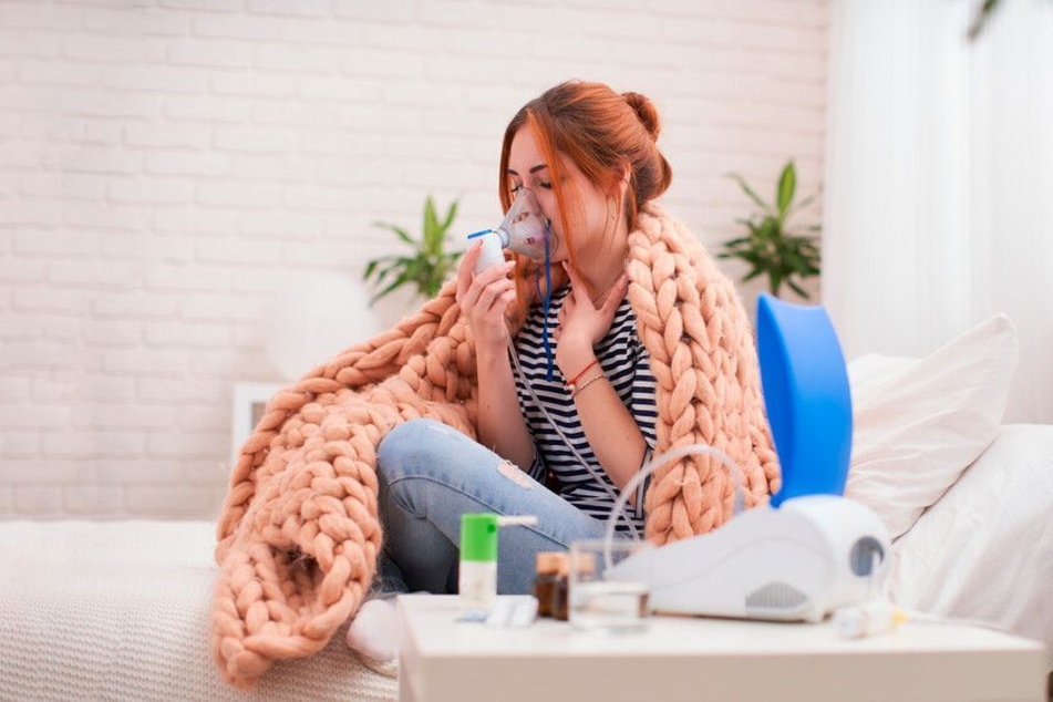 In der Erkältungszeit sind Nasenspray und Hustensaft eine schnelle Hilfe.
