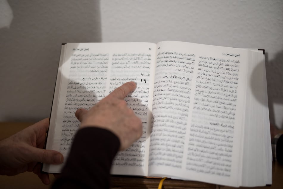 Verse von rechts nach links gelesen: Für ihre Flüchtlinge aus Aleppo kann die Brüdergemeinde auch aus einer Bibel in arabischer Schrift predigen.