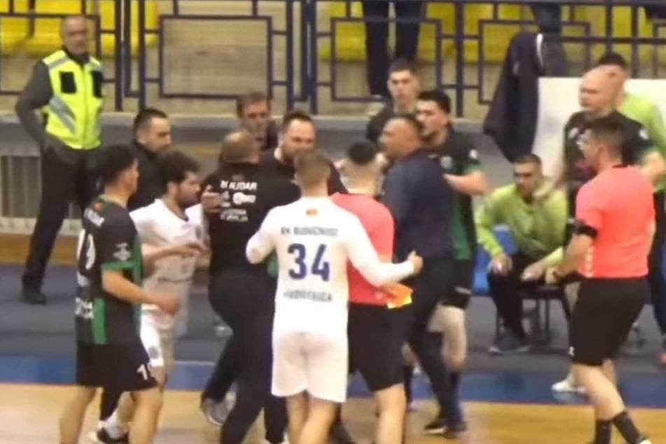 Rudelbildung in der ersten montenegrinischen Handball-Liga - mittendrin Rudar-Trainer Nedim Selmanović, der jetzt für drei Jahre gesperrt wurde.