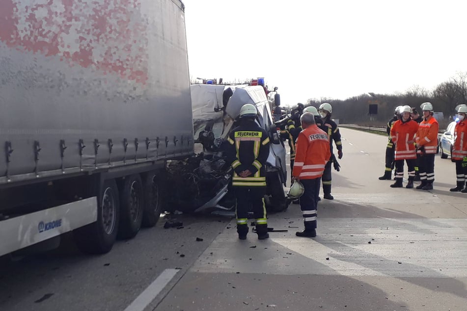 Ein Transporterfahrer übersah das Stauende auf der A7 und rauschte in einen vorausfahrenden Lastwagen.