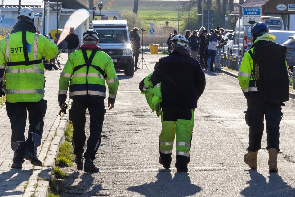 Mitglieder der Privat-Initiative machen sich auf den Weg zur Rettung des Tiers.
