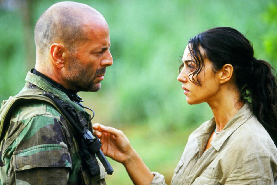 Ein Anti-Kriegsfilm-Klassiker, der unter die Haut geht: Bruce Willis (67, l.) an der Seite von Monica Bellucci (57) in "Tränen der Sonne" (2003).