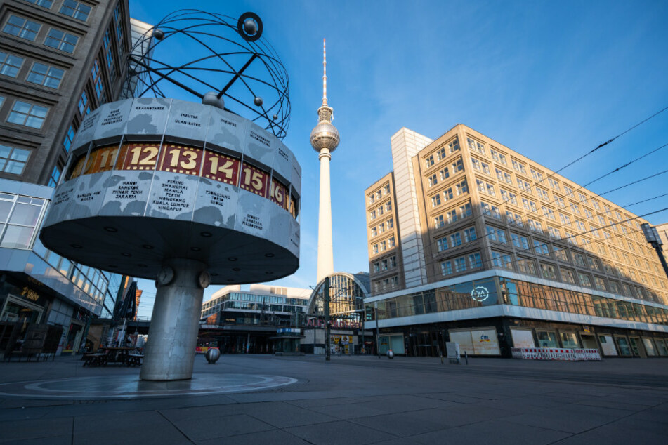 Der Alexanderplatz ist am Ostersonntag menschenleer.