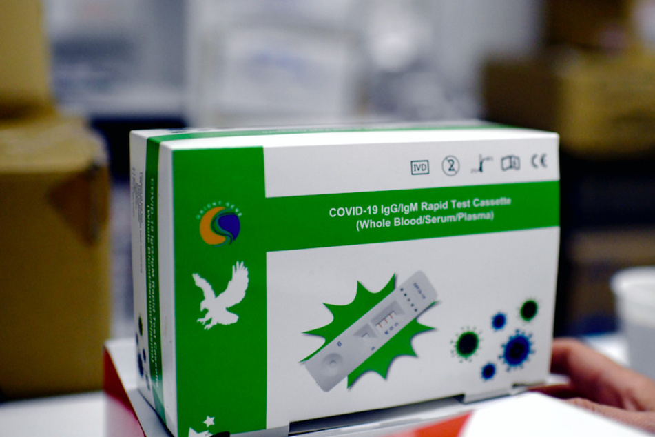 Eine Schachtel mit einem Corona-Antigen-Schnelltest liegt in einer Apotheke auf einem Tisch.