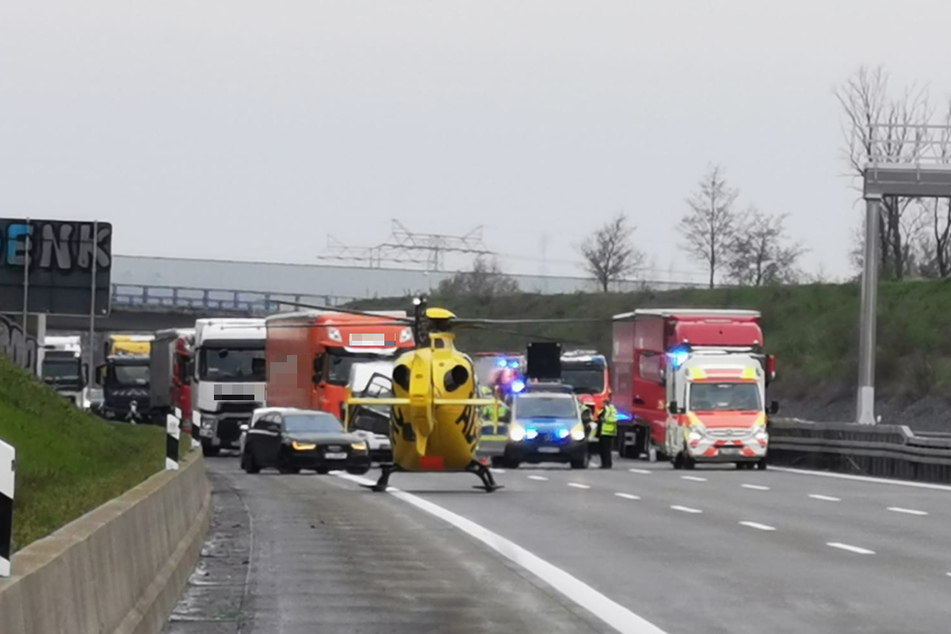 Der Fahrer soll bei Eintreffen der Rettungskräfte bewusstlos gewesen sein. Wie es dazu kam, war zunächst unklar.