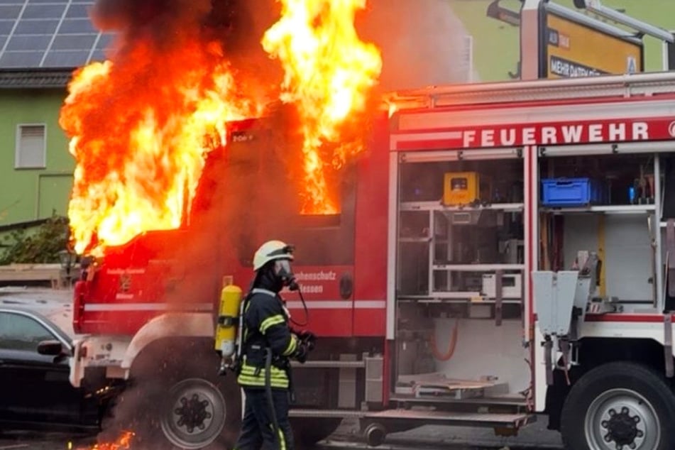 Ein Einsatzwagen der Feuerwehr brannte nach einem Unfall in Mittenaar-Offenbach lichterloh, die Feuerwehrleute begannen umgehend mit den Löscharbeiten.