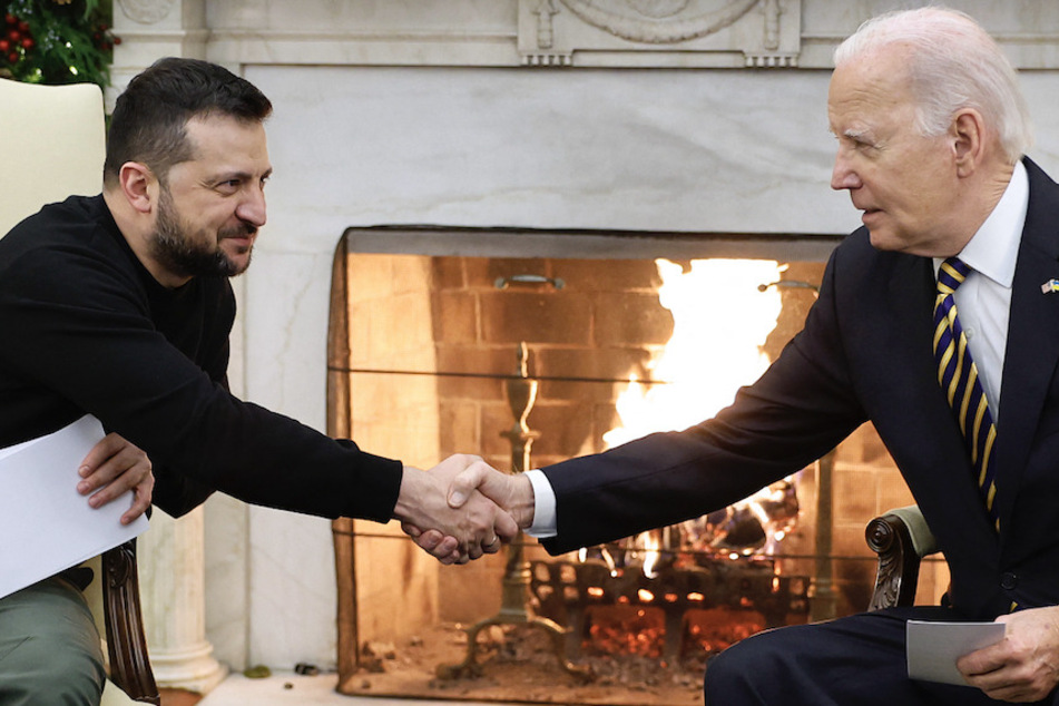 Ukrainian President Volodymyr Zelensky (l.) on Monday said that he had held a telephone call with President Joe Biden (r.) after the US Congress finally advanced a long-stalled package of military aid for Kyiv over the weekend.