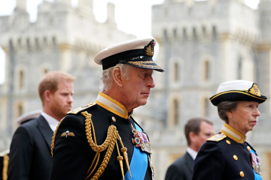 König Charles III., Prinzessin Anne (r) und Prinz Harry (l), Herzog von Sussex waren zuvor dem Leichenwagen gefolgt.