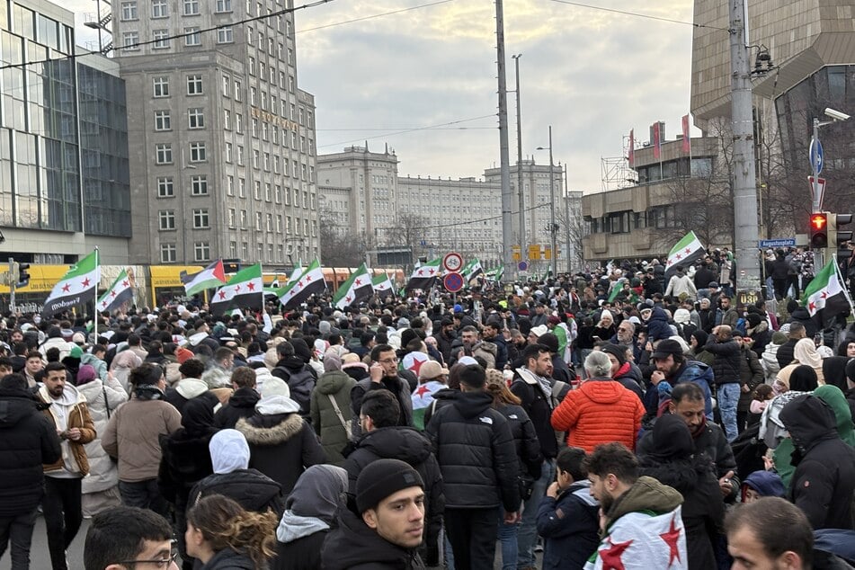 Bereits im Vorjahr zogen Tausende Menschen durch Leipzig, um den Sturz des syrischen Assad-Regimes zu feiern. (Archivfoto)