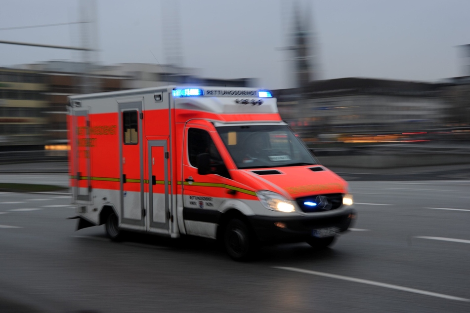 Die Mercedes-Fahrerin (42) wurde nach dem Unfall schwer verletzt in eine Klinik gebracht. (Symbolbild)