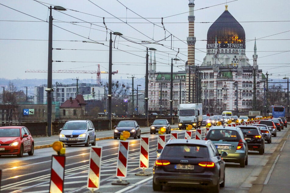 Im vergangenen Frühjahr wurde die ÖPNV-Spur für Autofahrer gesperrt. Die Folge: lange Staus bis in die Neustadt.