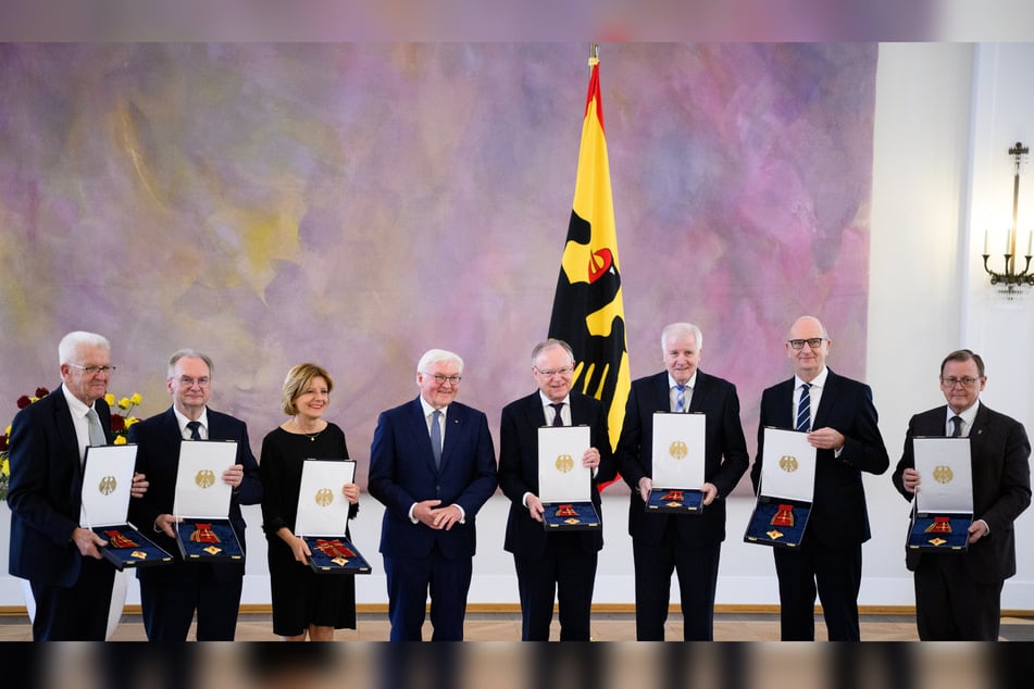 Alle erhielten das Große Verdienstkreuz mit Stern und Schulterband des Verdienstordens der Bundesrepublik Deutschland - eine hohe Stufe des Bundesverdienstkreuzes.