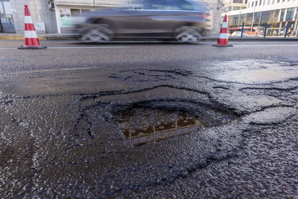 Ein Schlagloch in der Chemnitzer Bahnhofstraße: Hier will kein Autofahrer drüberfahren.