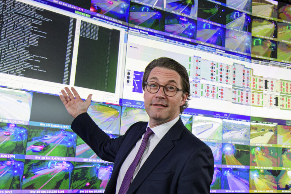 Über hundert Bildschirme - ein Bundesverkehrsminister: Andreas Scheuer (46, CSU) in der Netzbetriebsstelle in Dresden-Hellerau. Hier laufen ab Januar 2021 digital die Informationen von insgesamt 13.000 Autobahnkilometern zusammen.